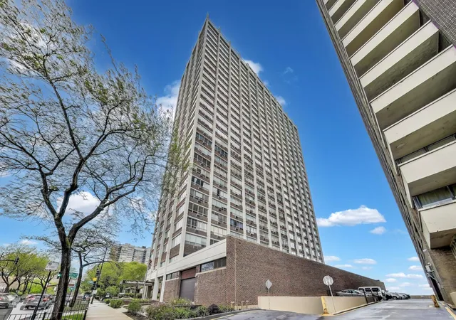 Homes for sale in Chicago, IL | 6171 N Sheridan Rd, Chicago, IL 60660