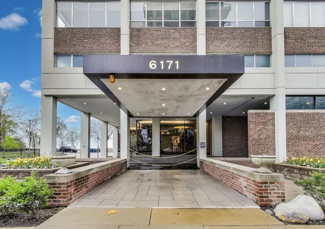 Homes for sale in Chicago, IL | 6171 N Sheridan Rd, Chicago, IL 60660