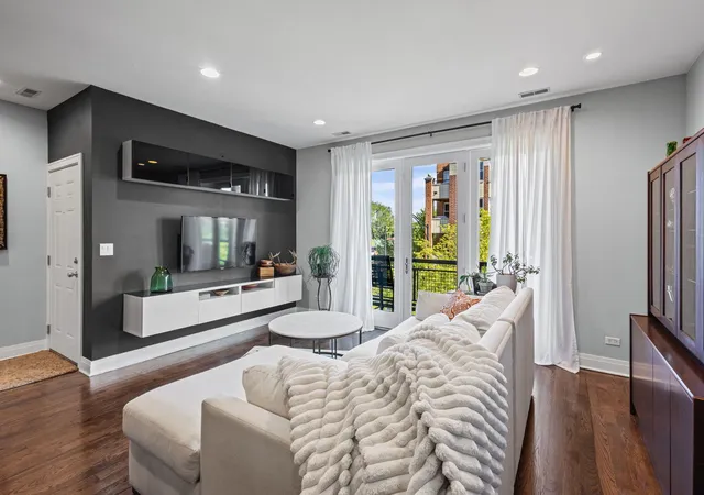 Homes for sale in Chicago, IL | 3559 W Montrose Ave #3E, Chicago, IL 60618 | MLS# 12645673