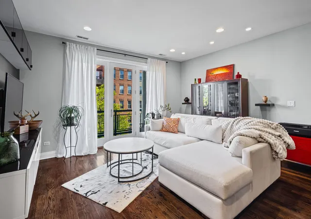 Homes for sale in Chicago, IL | 3559 W Montrose Ave #3E, Chicago, IL 60618 | MLS# 12645673