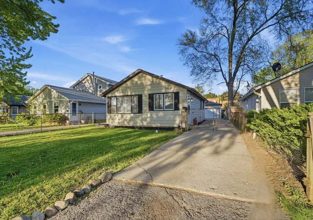 Photo 2 of Single family home for sale at 125 Bellevue Dr, Round Lake Park, IL 60073 | MLS# 12645723 | Listing updated on 2026-10-20