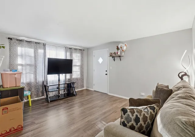 Photo 4 of Single family home for sale at 125 Bellevue Dr, Round Lake Park, IL 60073 | MLS# 12645723 | Listing updated on 2026-10-20