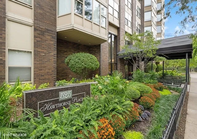 2nd image of 525 W Hawthorne Pl #2407, Chicago, IL 60657 | MLS# 12646159
