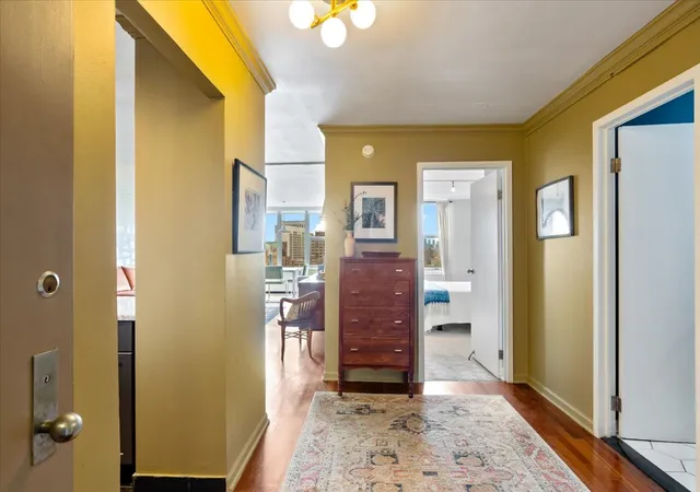 3rd image of 525 W Hawthorne Pl, Chicago, IL 60657