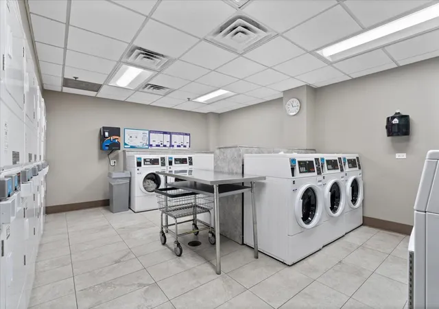 2nd image of 525 W Hawthorne Pl, Chicago, IL 60657