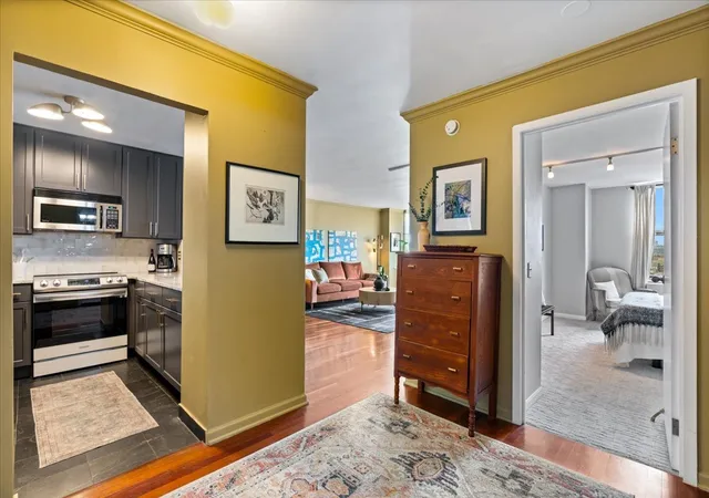 5th image of 525 W Hawthorne Pl, Chicago, IL 60657