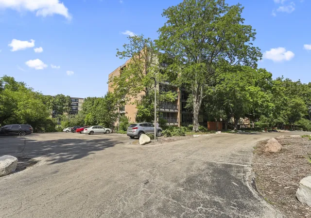 2nd image of 6000 Oakwood Dr, Lisle, IL 60532