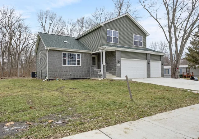 Homes for sale in Streator, IL | 214 Columbus Rd, Streator, IL 61364 | MLS# 12646621