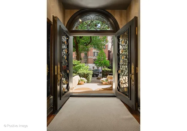 2nd image of 32 E Bellevue Pl, Chicago, IL 60611 | MLS# 12646807