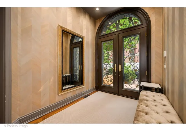 3rd image of 32 E Bellevue Pl, Chicago, IL 60611 | MLS# 12646807