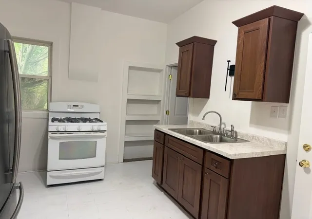 Homes for sale in Bloomington, IL | 1005 W Taylor St, Bloomington, IL 61701 | MLS# 12646892