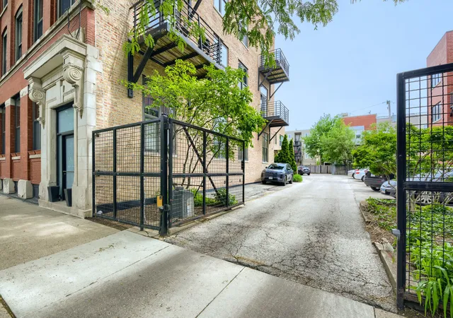 Homes for sale in Chicago, IL | 2511 W Moffat Street, Chicago, IL 60647 | Houzeo