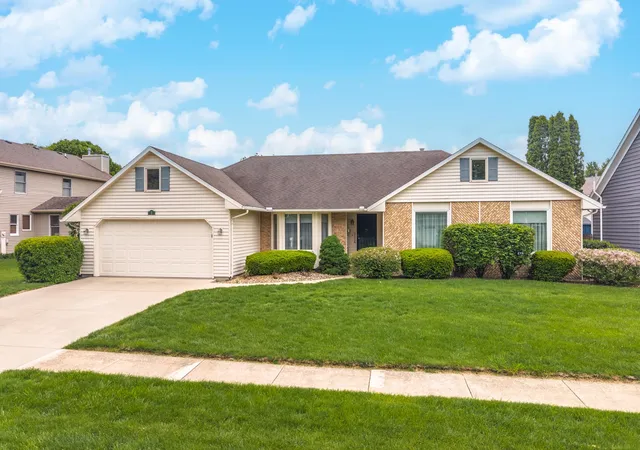 Homes for sale in Bloomington, IL | 5 Downing Cir, Bloomington, IL 61704 | MLS# 12647699
