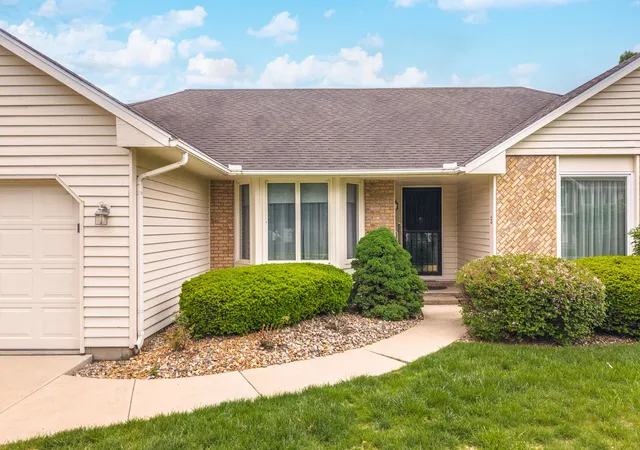 Homes for sale in Bloomington, IL | 5 Downing Cir, Bloomington, IL 61704 | MLS# 12647699