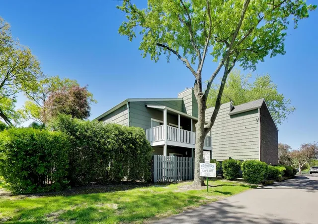 Photo 2 of Condo for sale at 1520 Stonebridge Trl #2-1, Wheaton, IL 60189 | MLS# 12647816 | Listing updated on 2026-09-21