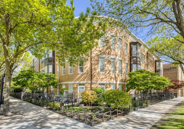 Townhouse for sale at 2477 W Montrose Ave, Chicago, IL 60618 | MLS# 12648133