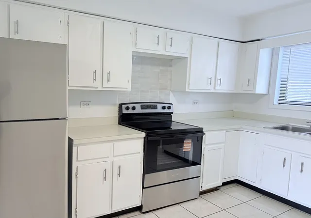 4th image of 718 Cobblestone Cir, Glenview, IL 60025