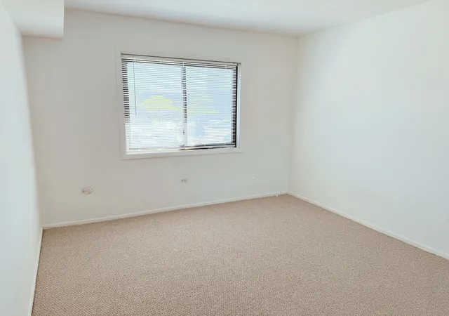 2nd image of 718 Cobblestone Cir, Glenview, IL 60025