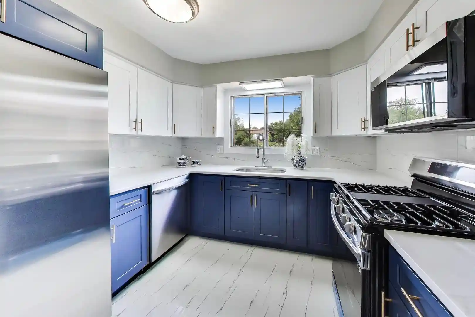 Listing Photo 2 - Condo for sale in 1720 Lakecliffe Dr located at 1720 Lakecliffe Dr, Wheaton, IL 60189 - Unit 1720 Lakecliffe Dr