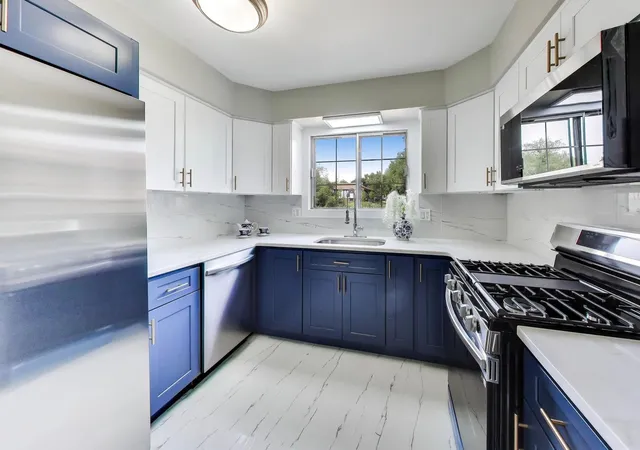 Listing Photo 2 - Condo for sale in building located at 1720 Lakecliffe Dr, Wheaton, IL 60189 - Unit #A