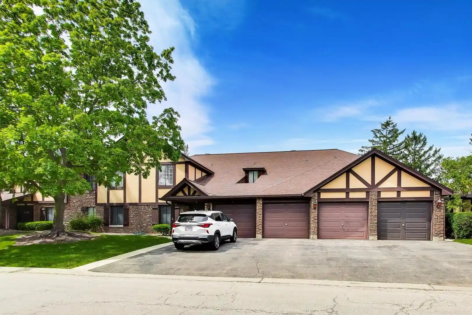 Listing Photo 1 - Condo for sale in 1720 Lakecliffe Dr located at 1720 Lakecliffe Dr, Wheaton, IL 60189 - Unit 1720 Lakecliffe Dr