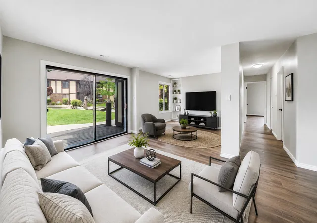 Listing Photo 3 - Condo for sale in building located at 1720 Lakecliffe Dr, Wheaton, IL 60189 - Unit #A