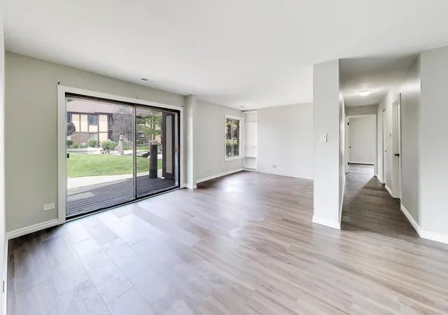 Listing Photo 4 - Condo for sale in building located at 1720 Lakecliffe Dr, Wheaton, IL 60189 - Unit #A