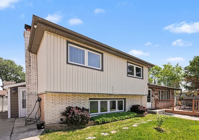 Photo 1 of Single family home for sale at 5858 W 88th Place, Oak Lawn, IL 60453 | MLS# 12648751 | Listing updated on 2026-09-24