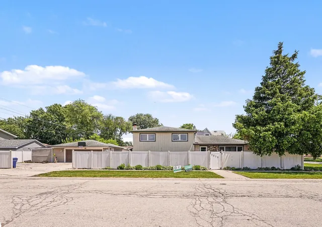 Photo 2 of Single family home for sale at 5858 W 88th Place, Oak Lawn, IL 60453 | MLS# 12648751 | Listing updated on 2026-09-24