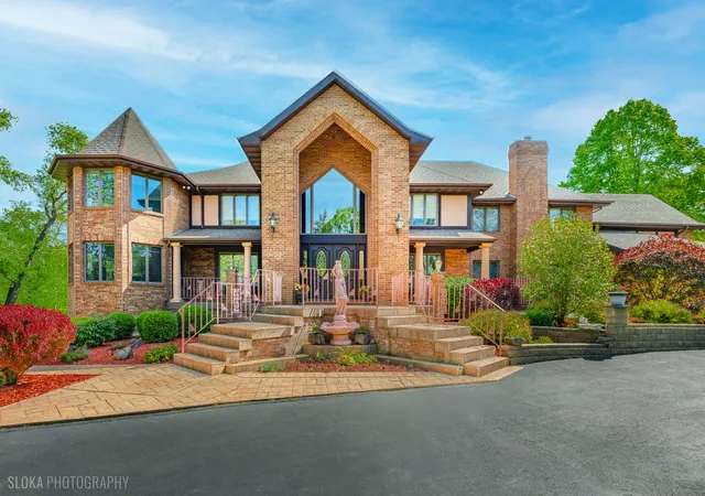 Photo 4 of Single family home for sale at 3204 Stonegate Dr, Crystal Lake, IL 60012 | MLS# 12649062 | Listing updated on 2026-08-09