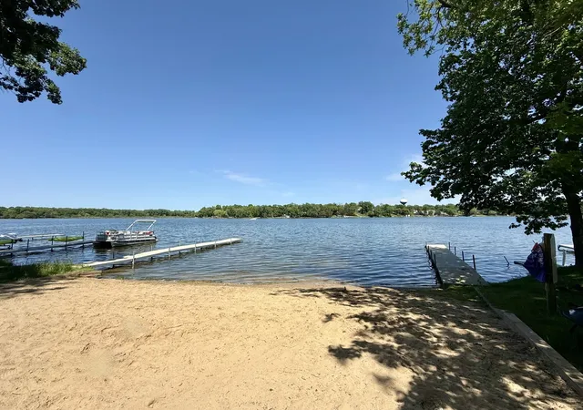 Photo 2 of Single family home for sale at 139 N Crooked Lake Ln, Lindenhurst, IL 60046 | MLS# 12649669 | Listing updated on 2026-09-14
