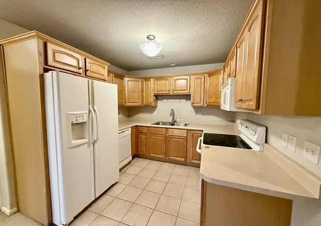 Listing Photo 5 - Condo for sale in building located at 103 Yorkminster Ln, Savoy, IL 61874 - Unit #2