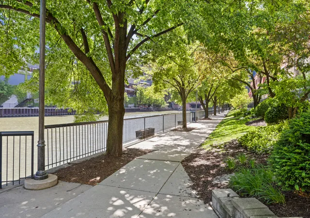 2nd image of 501 N Clinton St, Chicago, IL 60654