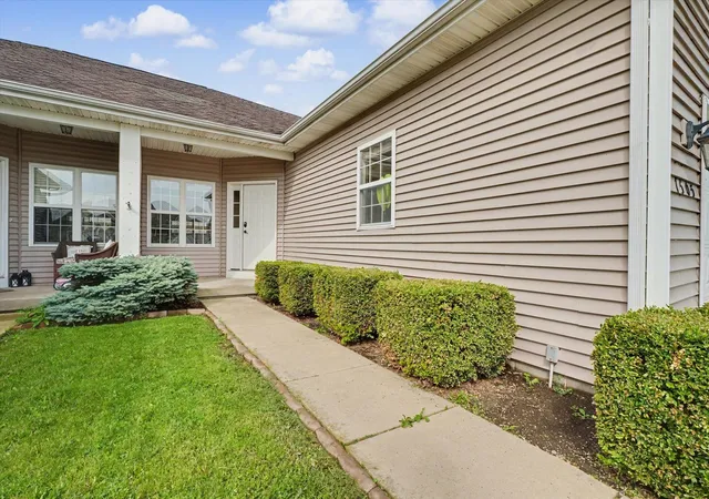 4th image of 1505 Stonebluff Ct, Champaign, IL 61822 | MLS# 12650157