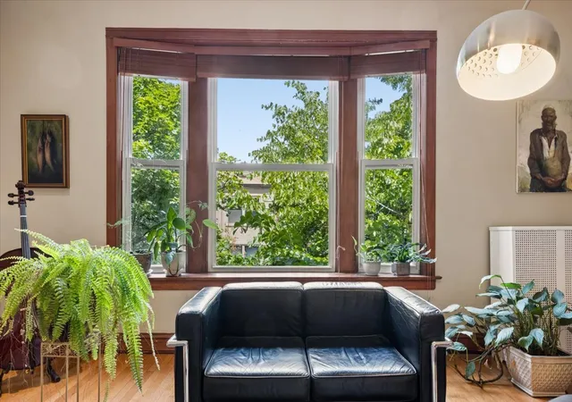 Homes for sale in Chicago, IL | 521 W Surf St, Chicago, IL 60657