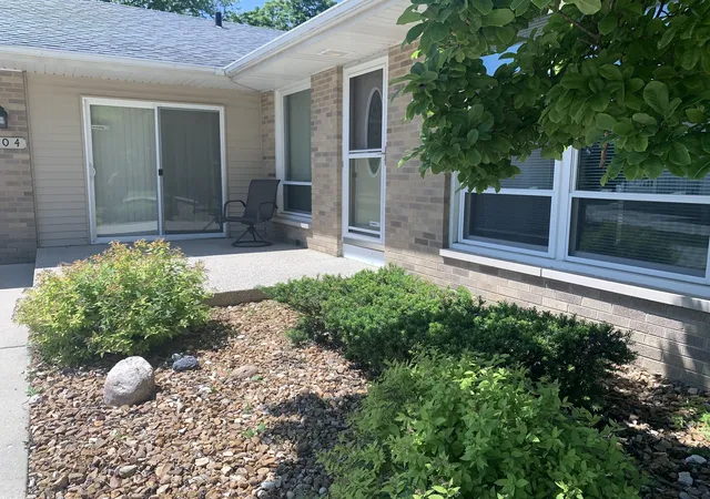 Photo 3 of Single family home for sale at 804 Grant St, Harvard, IL 60033 | MLS# 12650557 | Listing updated on 2026-09-19