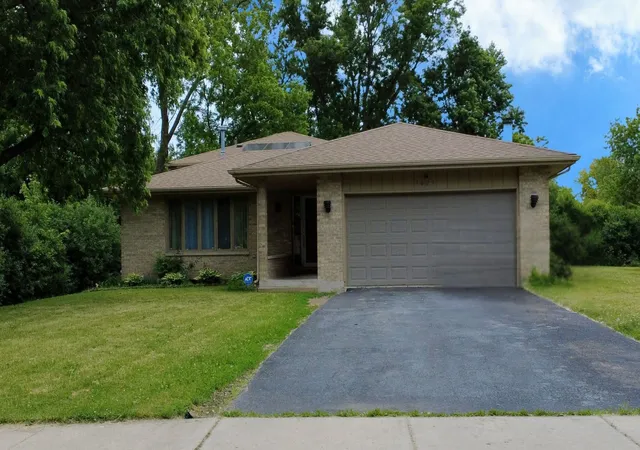 Photo 1 of Single family home for sale at 1621 Lawrence Cres, Flossmoor, IL 60422 | MLS# 12650601 | Listing updated on 2026-08-20