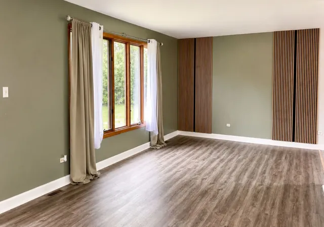 Photo 3 of Single family home for sale at 1621 Lawrence Cres, Flossmoor, IL 60422 | MLS# 12650601 | Listing updated on 2026-08-20