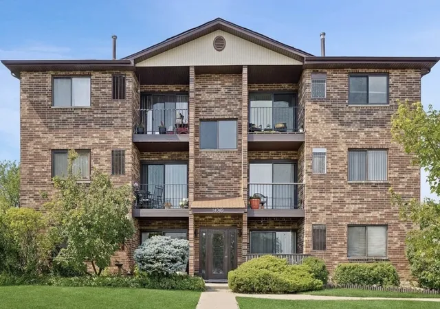 Homes for sale in Orland Park, IL | 14949 Lakeview Dr #101, Orland Park, IL 60462 | MLS# 12650611