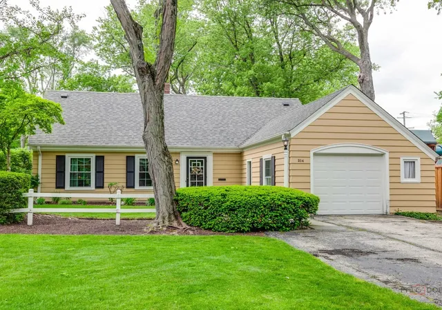 Homes for sale in Lake Forest, IL | 214 Washington Cir, Lake Forest, IL 60045 | MLS# 12650932