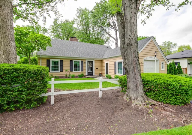 Homes for sale in Lake Forest, IL | 214 Washington Cir, Lake Forest, IL 60045 | MLS# 12650932