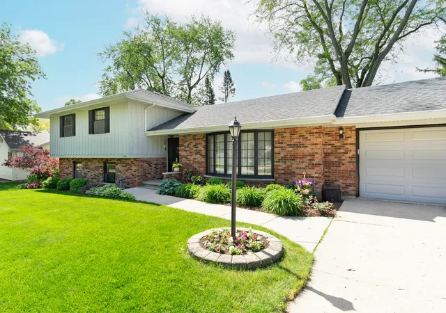 Homes for sale in Mendota, IL | 1505 Lakewood Dr, Mendota, IL 61342 | MLS# 12651078