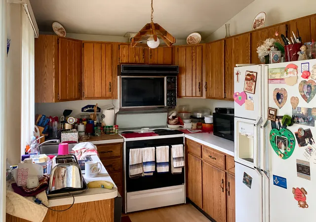 Photo 4 of Sale Pending at 171 Cascade Dr, Indian Head Park, IL 60525 | MLS# 12651420 | Listing updated on 2026-07-26