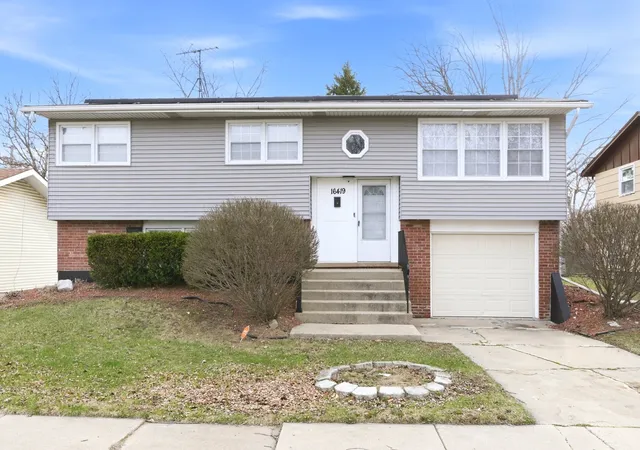 Homes for sale in South Holland, IL | 16419 Woodlawn West Ave, South Holland, IL 60473 | MLS# 12651635