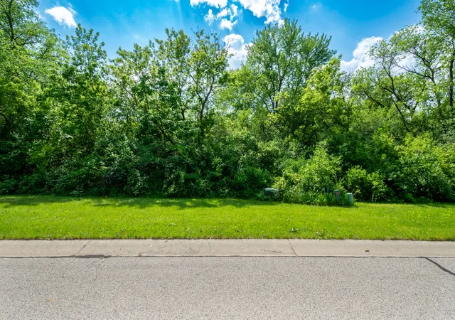 Homes for sale in Spring Grove, IL | 7381 English Oak Ln, Spring Grove, IL 60081 | MLS# 12651676