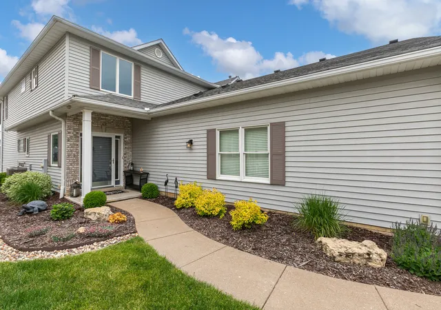 Homes for sale in Hampton, IL | 19 Villa Dr, Hampton, IL 61256 | MLS# 12652167