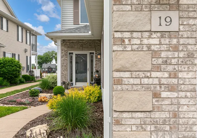 Homes for sale in Hampton, IL | 19 Villa Dr, Hampton, IL 61256 | MLS# 12652167