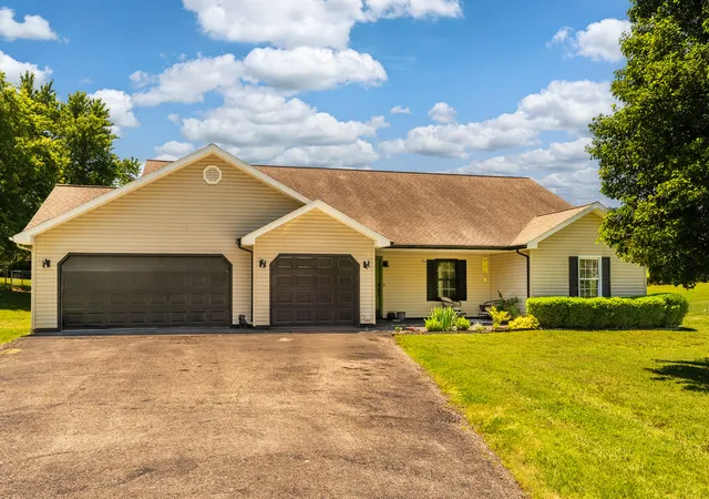 Homes for sale in Carbondale, IL | 1437 Dogwood Rd, Carbondale, IL 62901 | MLS# 12652201
