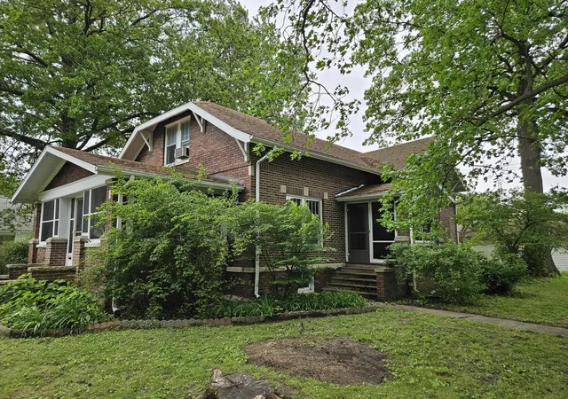 Photo 4 of Sale Pending at 402 E 5th Street, Flora, IL 62839 | MLS# 12652235 | Listing updated on 2026-10-03