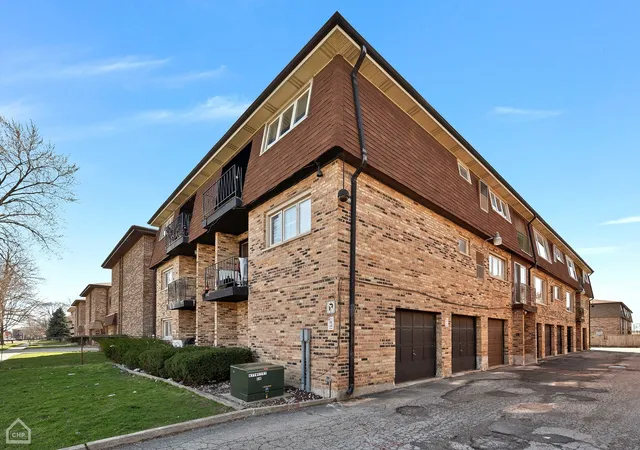 Homes for sale in Chicago Ridge, IL | 9708 Nottingham Ave #1, Chicago Ridge, IL 60415 | MLS# 12652246